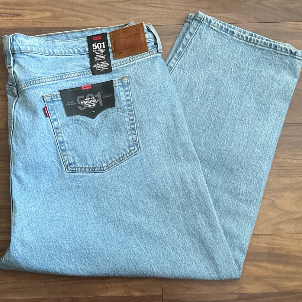 Levi's 501 Premium  Women's Cropped Light Wash Jeans Size 24W